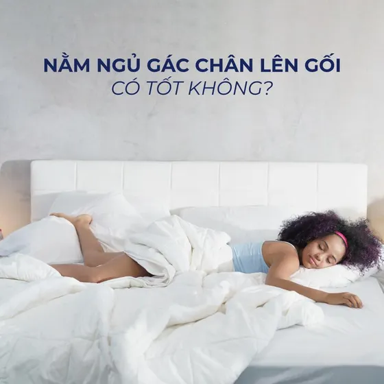 Nằm Ngủ Gác Chân Lên Gối Có Tốt Không?