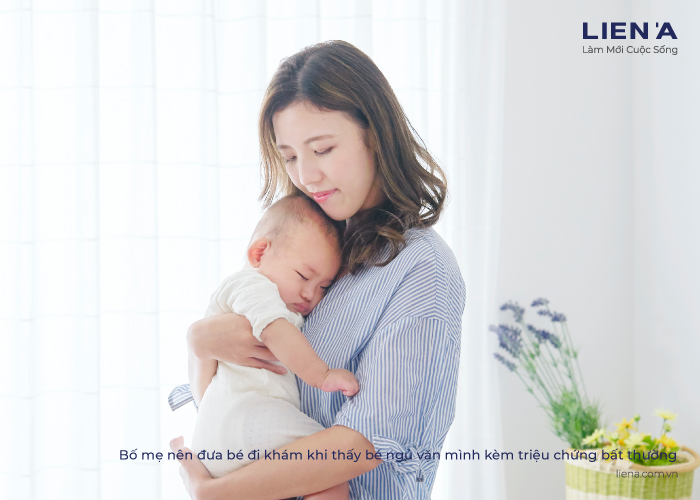 bé ngủ thường xuyên vặn mình