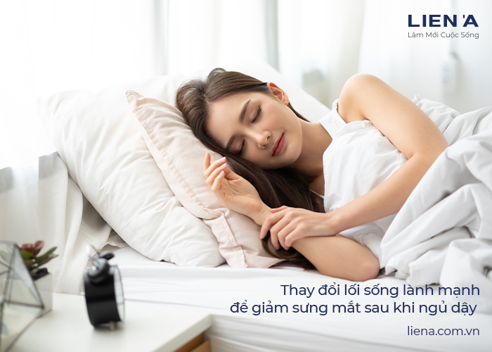 sưng mắt sau khi dậy