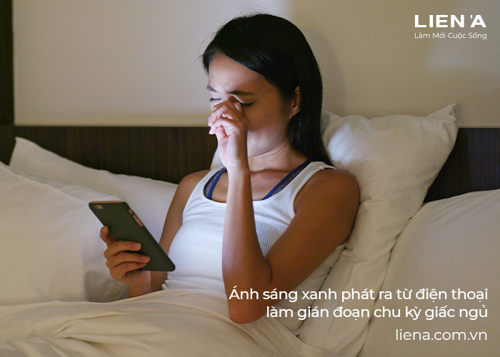 không để gần điện thoại với giường