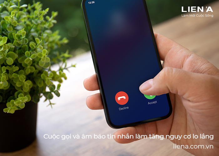 điện thoại để gần giường ngủ