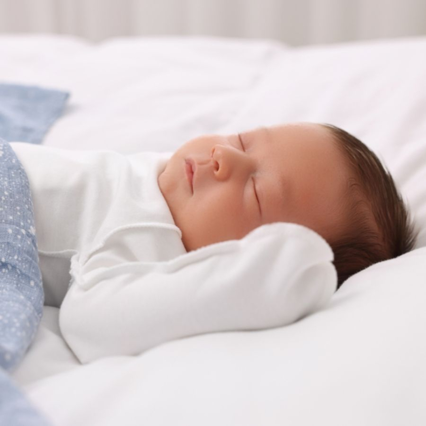 Em bé ngủ hay giật mình phải làm sao? Nguyên nhân và cách khắc phục 