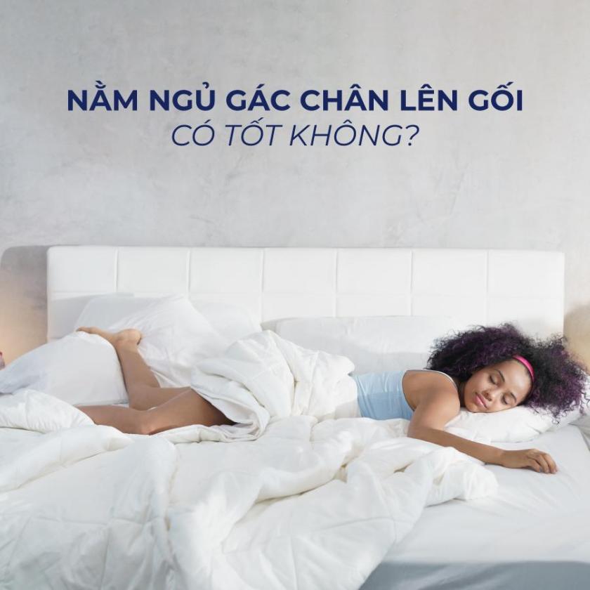 ngủ gác chân lên gối