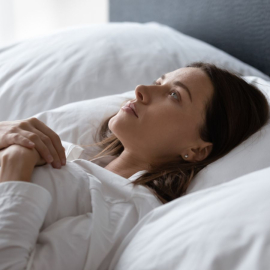 Ngủ mở mắt có sao không? Tại sao ngủ không nhắm mắt được?