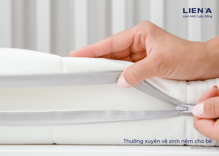 Vệ sinh nệm cho bé thường xuyên