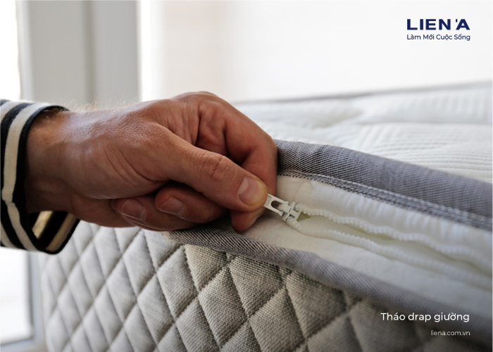 Tháo drap giường ra giặt