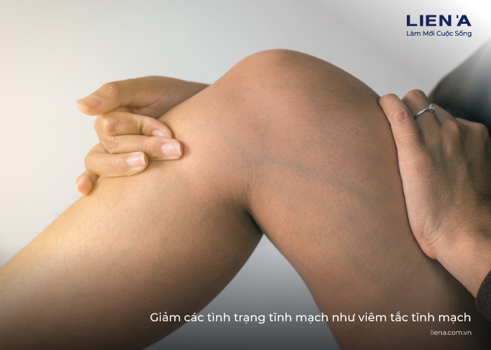 ngủ gác chân lên gối có tốt không