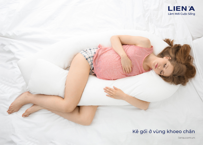 nằm gác chân lên gối khi ngủ