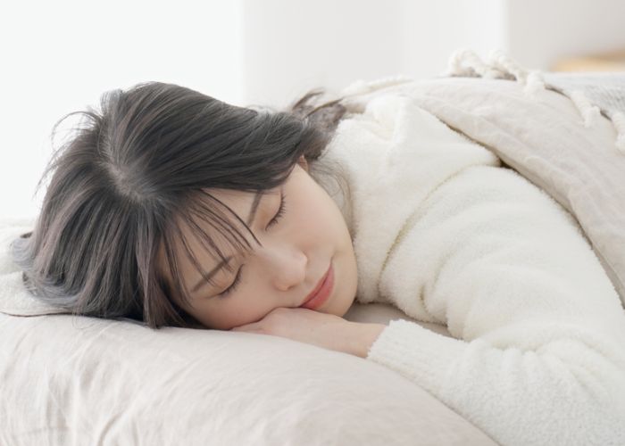 tại sao ngủ không được gác tay lên trán