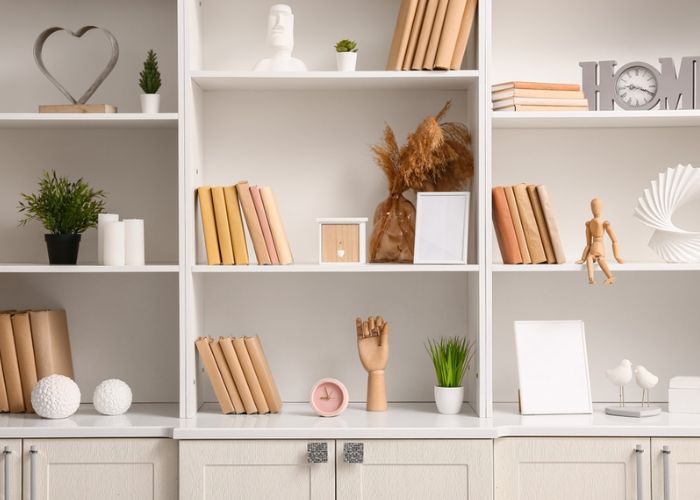 cách xếp sách với đồ trang trí