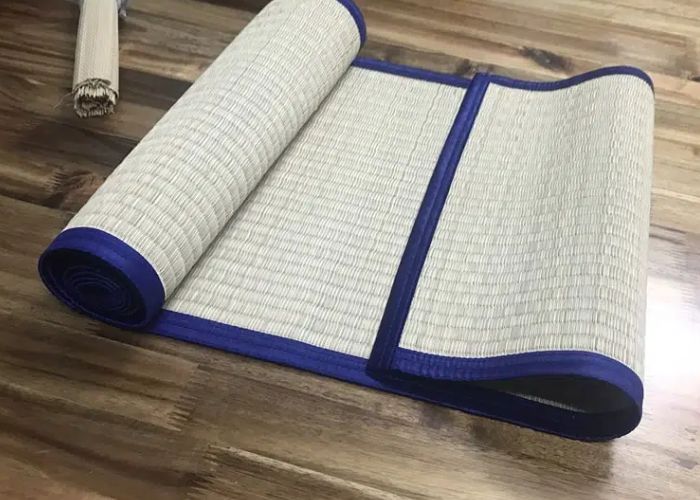 chiếu cói mát lưng cho bé