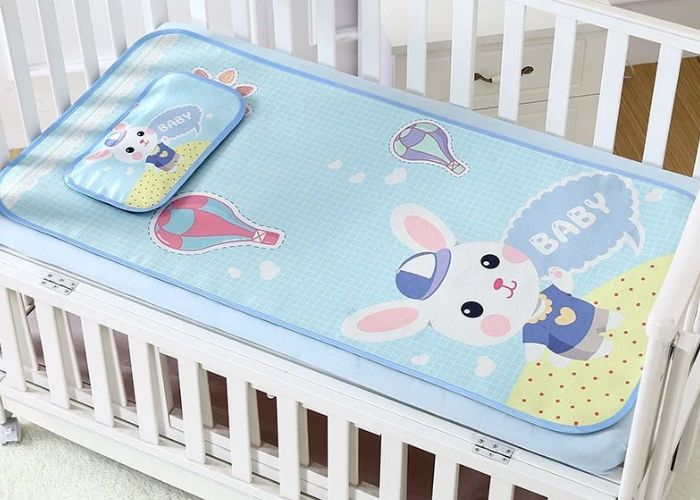 chiếu lụa mát lưng cho bé
