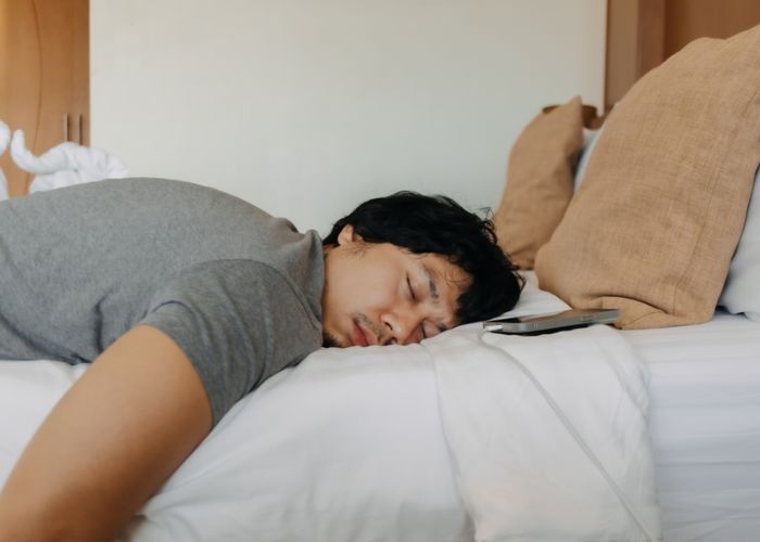 ngủ mê man không dậy được