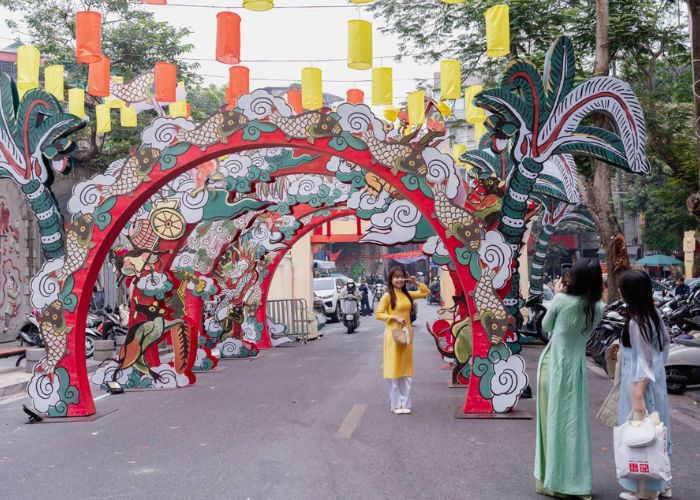 đi chơi tết hà nội ở phố bích họa phùng hưng