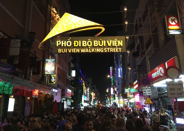 đi chơi tết tphcm ở phố bùi viện