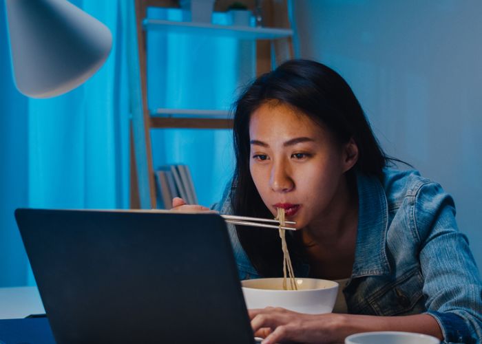 hạn chế ăn khuya chữa ngủ mơ