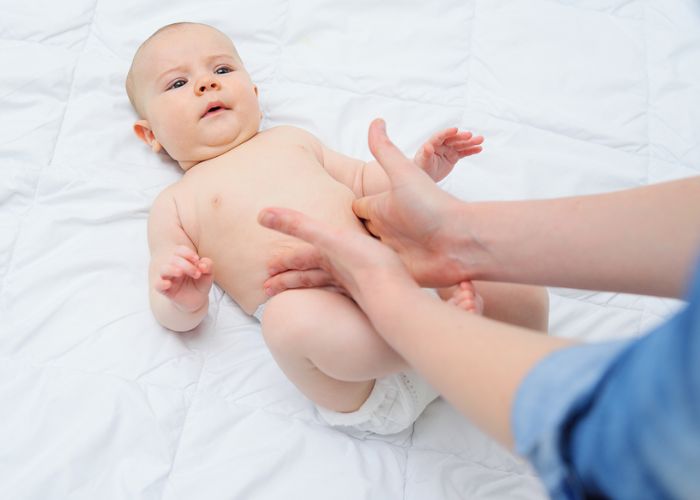 massage bụng cho trẻ sơ sinh