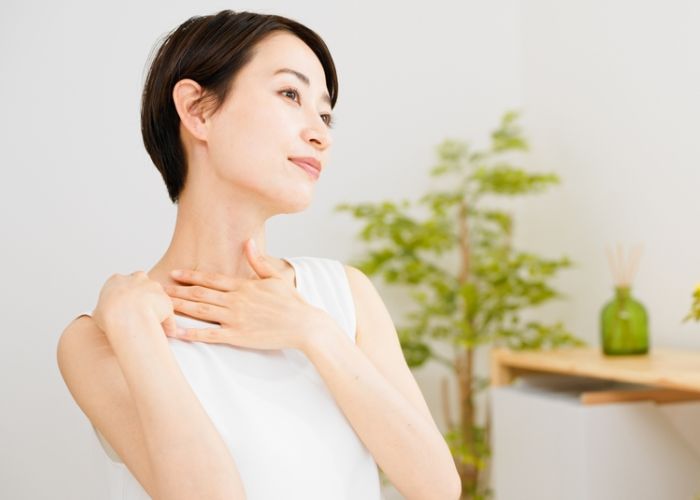 đau cổ sau khi ngủ dậy