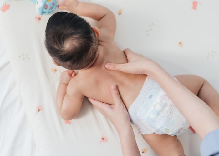 massage lưng cho trẻ sơ sinh