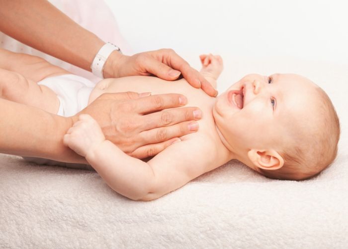 massage ngực cho trẻ sơ sinh
