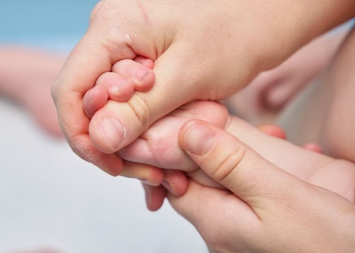 mát xa cho bé sơ sinh