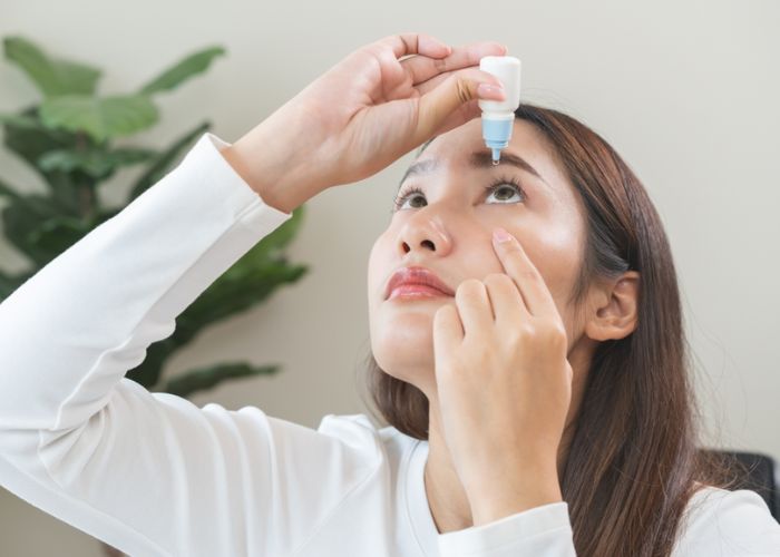 mắt sưng húp