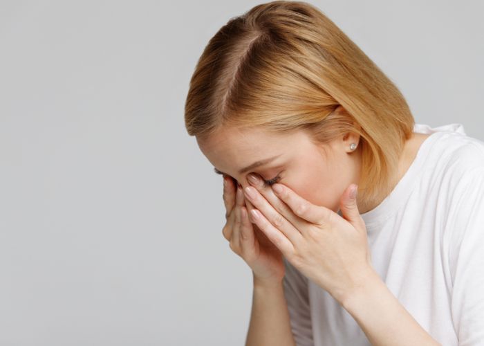 sáng ngủ dậy bị sưng một bên mắt