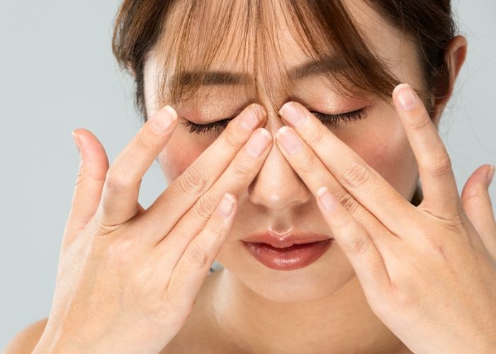 ngủ dậy bị mờ 1 bên mắt