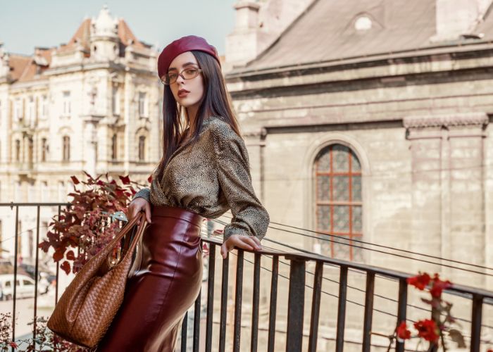 màu đỏ đô có tôn da không