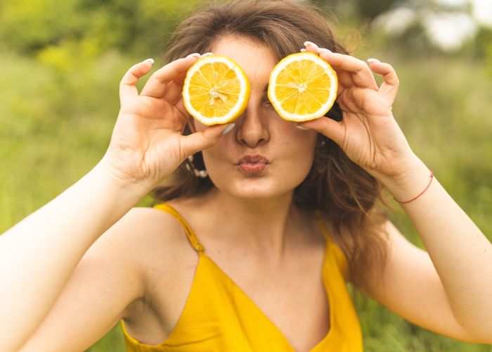 màu vàng chanh hợp tông da nào