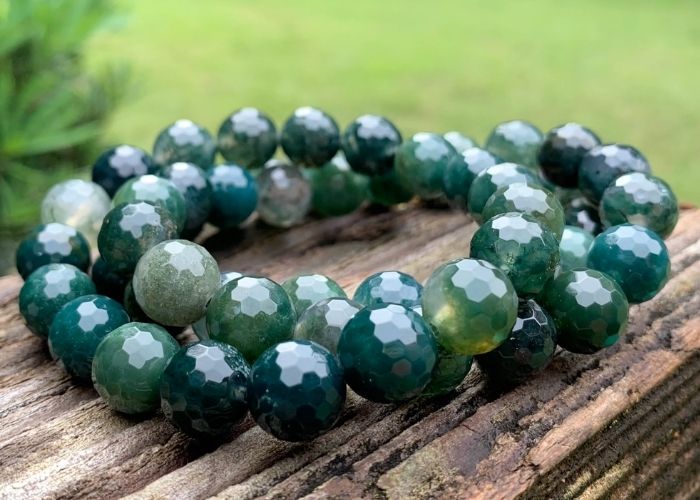 bảng màu xanh rêu đậm