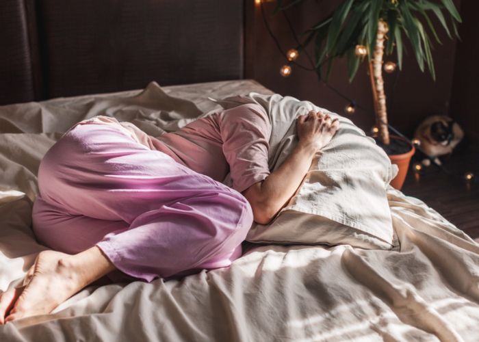 nằm co người khiến gù lưng