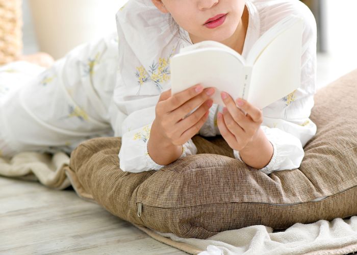 nằm đọc sách trên giường