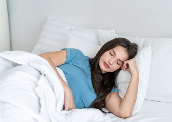 nằm hơi nghiêng chữa gù lưng