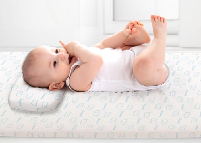 làm thế nào để trẻ ngủ không bị nóng lưng