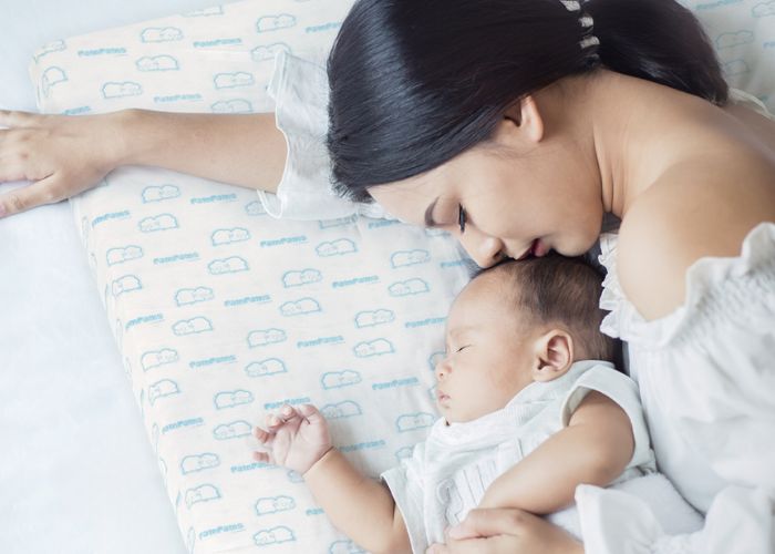 cách trị đổ mồ hôi đầu ở trẻ sơ sinh