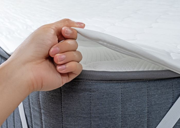 nệm có cần tấm lót bảo vệ không