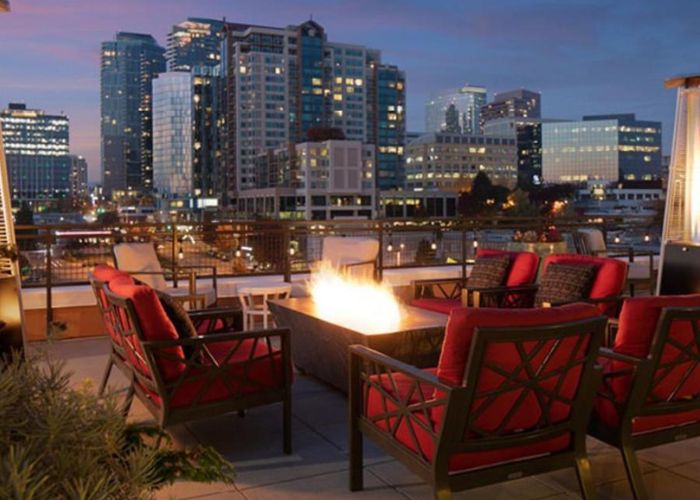 ngắm pháo hoa ở bellevue rooftop