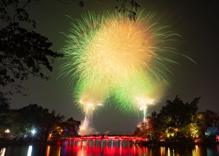ngắm pháo hoa ở hồ hoàn kiếm