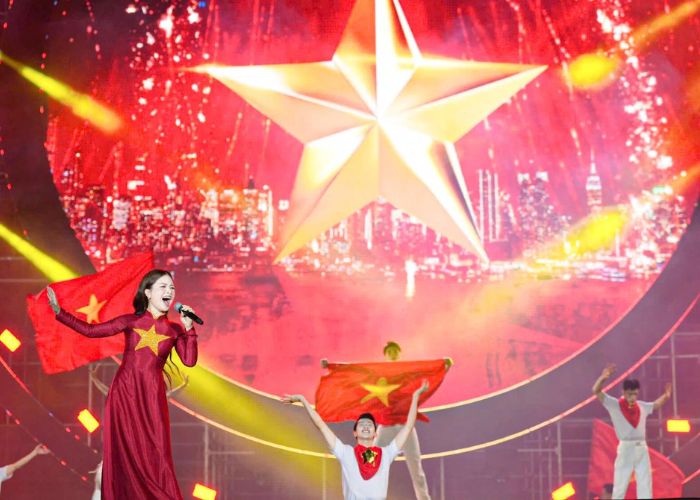 ngắm pháo hoa ở quảng trường sân vận động mỹ đình