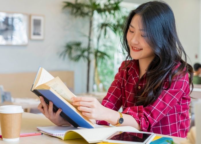 tư thế ngồi đọc sách