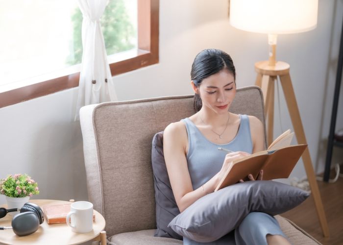 cách cầm sách đúng