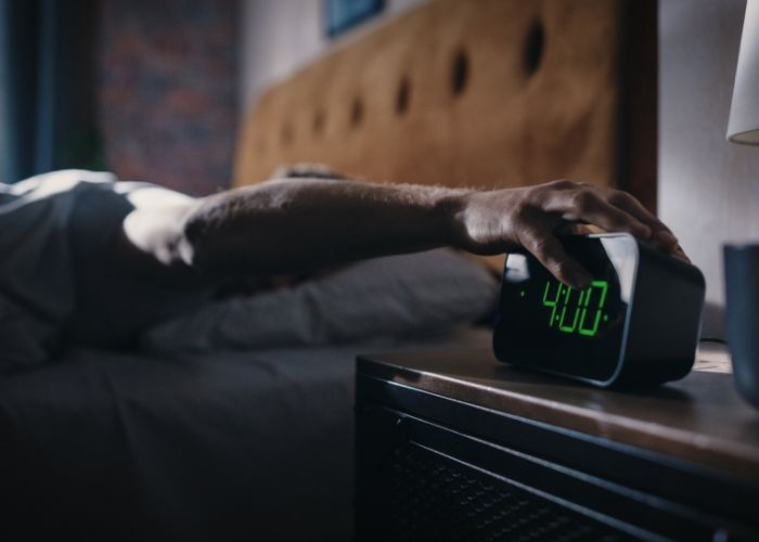 ngủ 4 tiếng 1 ngày có sao không