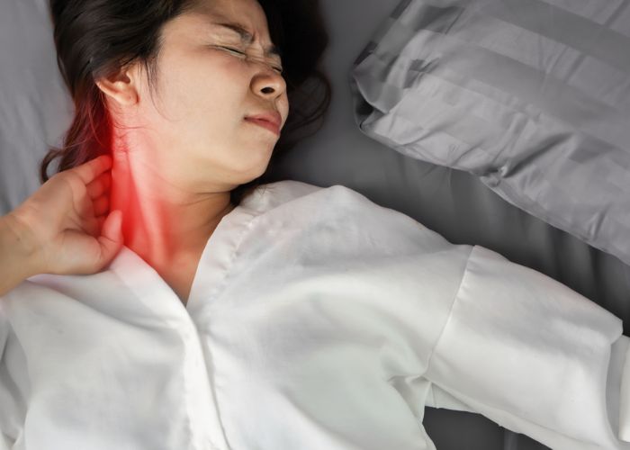 bị trẹo cổ phải làm sao