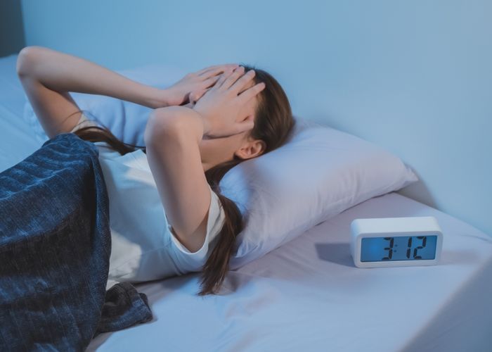 ngủ dậy bị đau cổ bên trái
