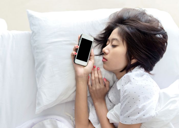ngủ nướng do sử dụng thiết bị điện tử