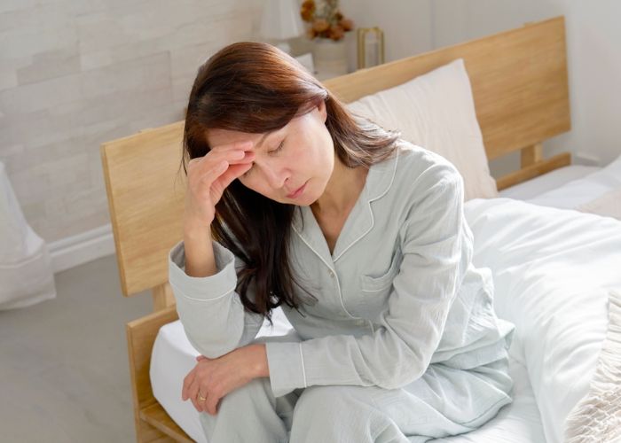 ngủ nướng gây đau đầu khi thức dậy
