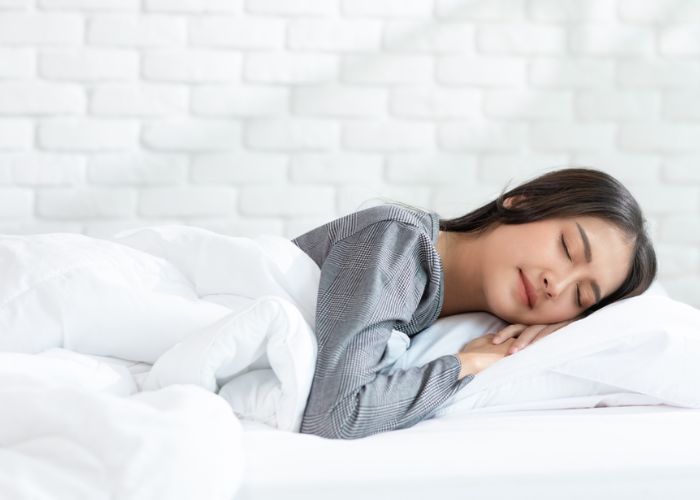 người sợ ngủ một mình nên duy trì thói quen sinh hoạt