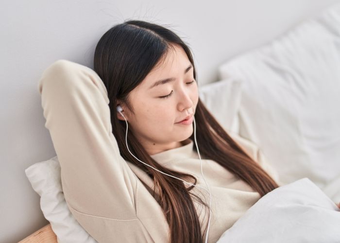 người sợ ngủ một mình nên tránh đọc tin tiêu cực