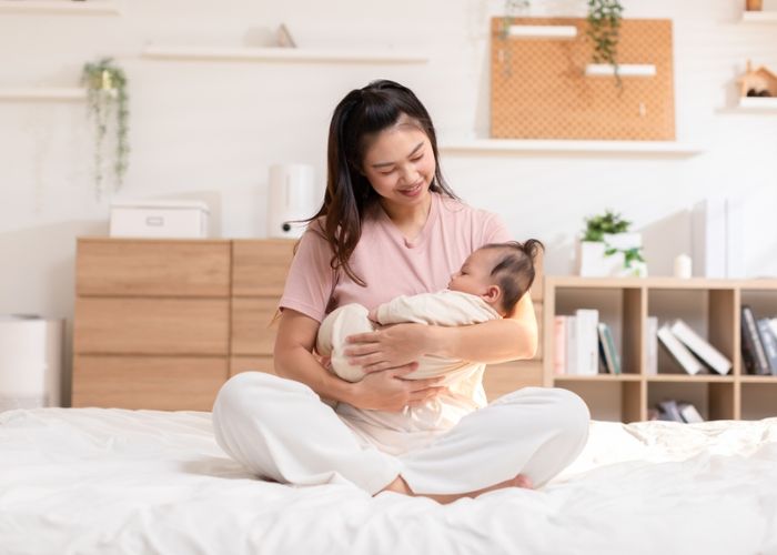 ôm ấp cho bé ngủ ngon